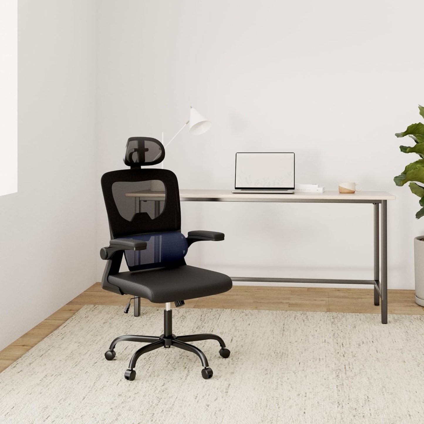 Vue d'ensemble de la chaise ergonomique OptiErgo dans un setup de bureau minimaliste et moderne.