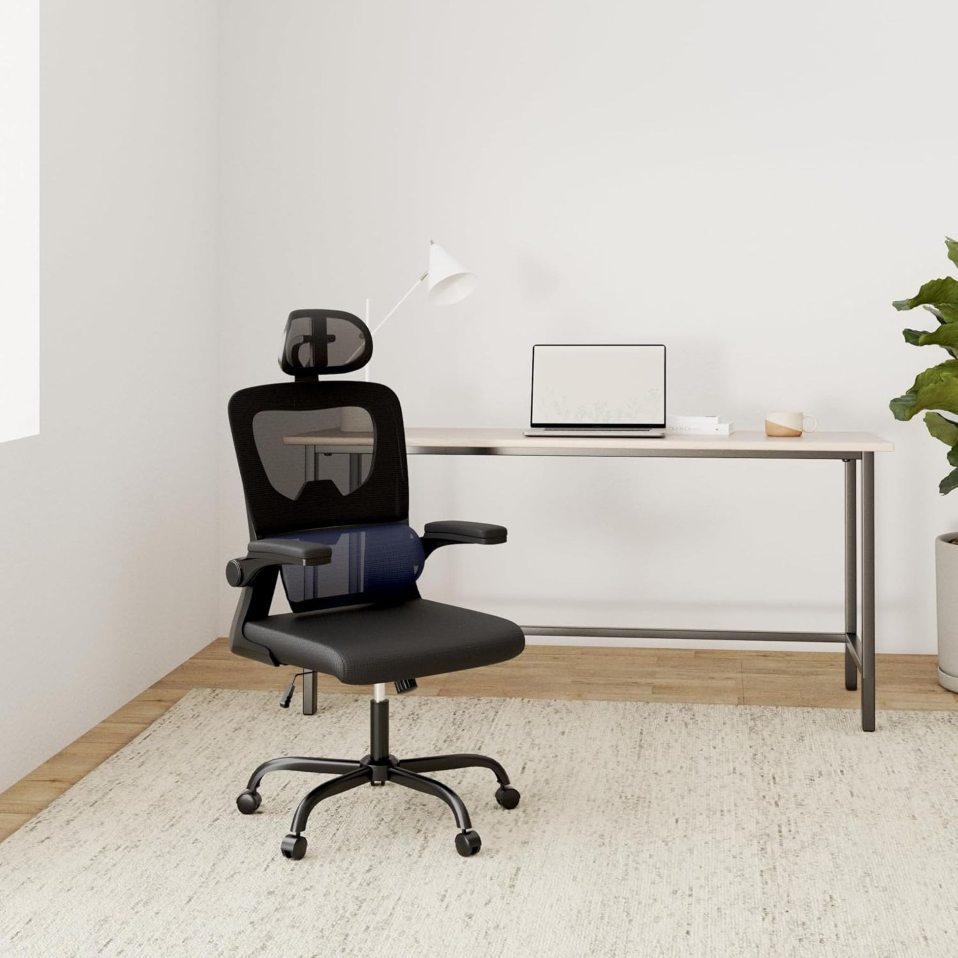 Vue d'ensemble de la chaise ergonomique OptiErgo dans un setup de bureau minimaliste et moderne.